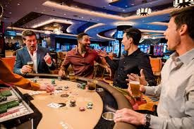 Tampilan permainan Diamond Empire dengan simbol berlian dan gulungan slot